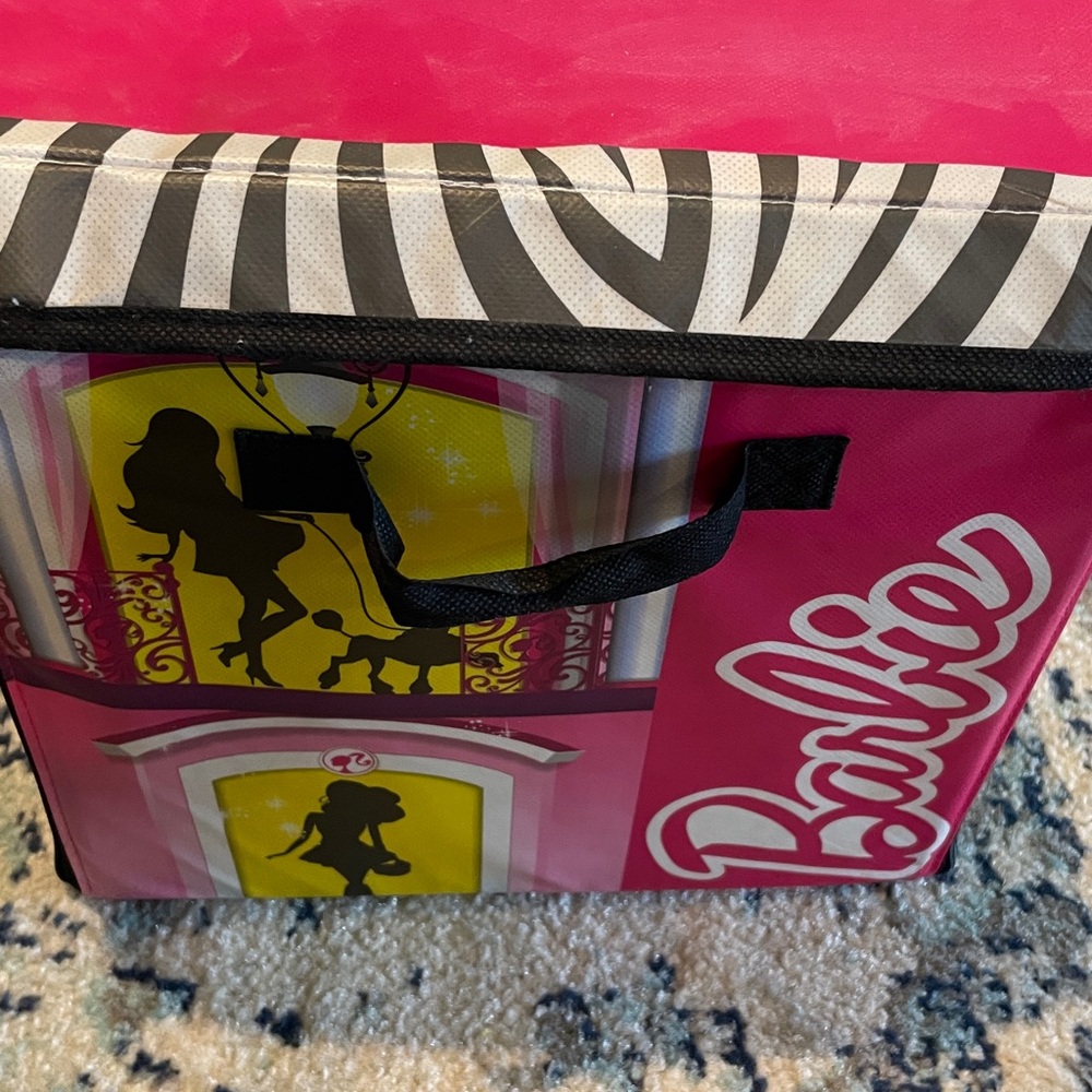 Barbie Storage Bin and Playmat - Picture 5 of 5